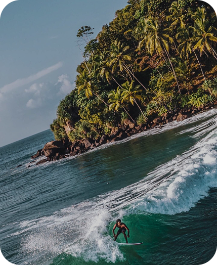 Tailslide technical surf coaching lessons Sri Lanka_advanced surfer carving wave at Mirissa reef break_surf guiding Sri Lanka for profressional advanced level coaching_Coaching