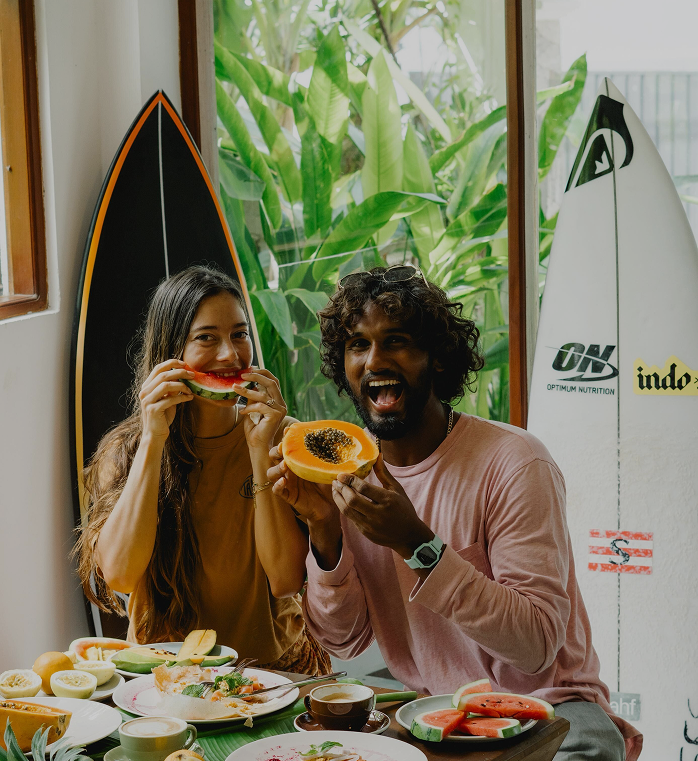Tailslide_guests enjoying healthy Sri Lankan breakfast together_daily flow mindful surf retreat Madiha Sri Lanka_day schedule_Retreat