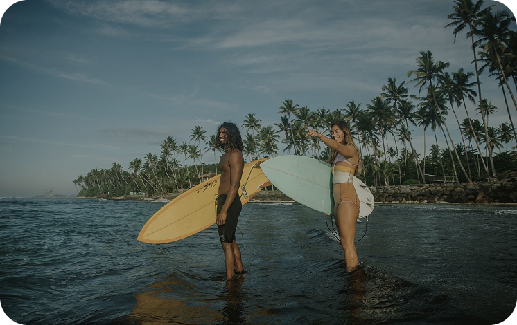 Tailslide local surf coaching_surfer couple gazing checking the waves before a surf session _About