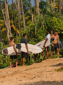 Tailslide_local surf coach showing discussing with a group of advanced surfers temples surf break in Mirissa before surf guiding session_our mission_About